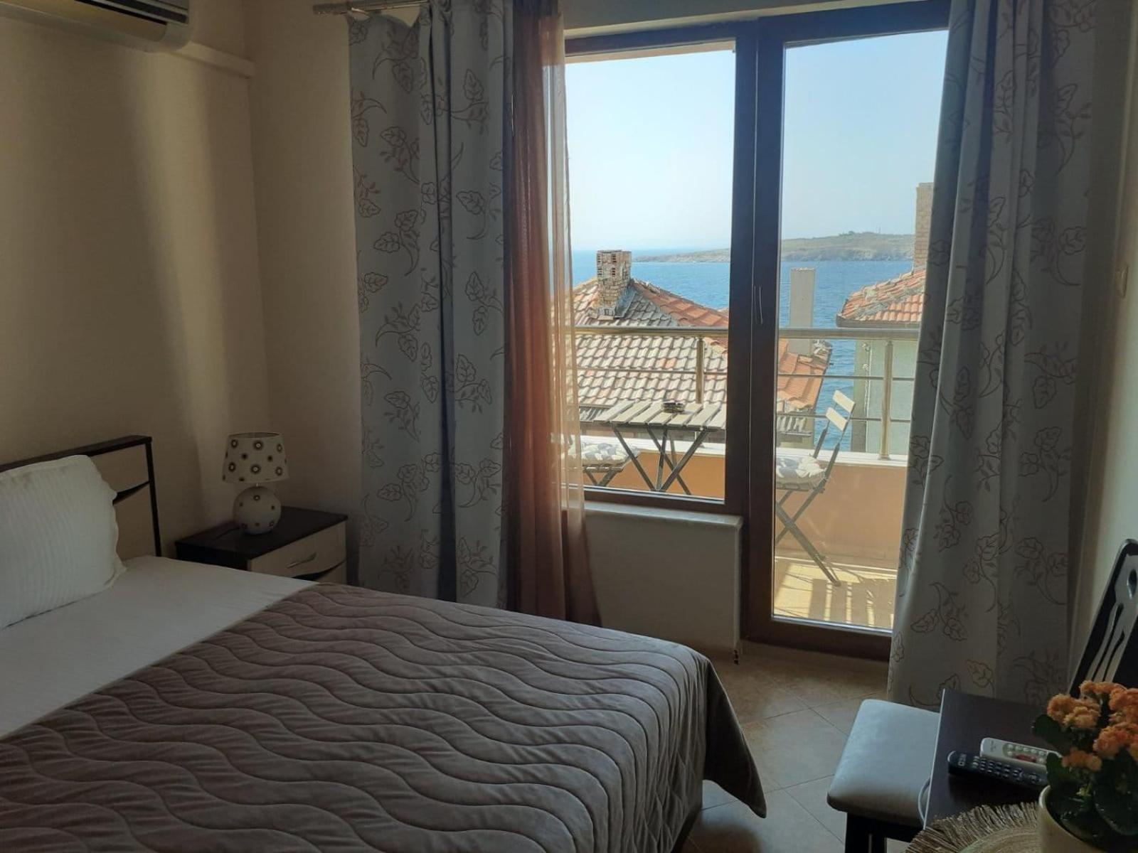 Family Hotel Emilia Sozopol Bagian luar foto